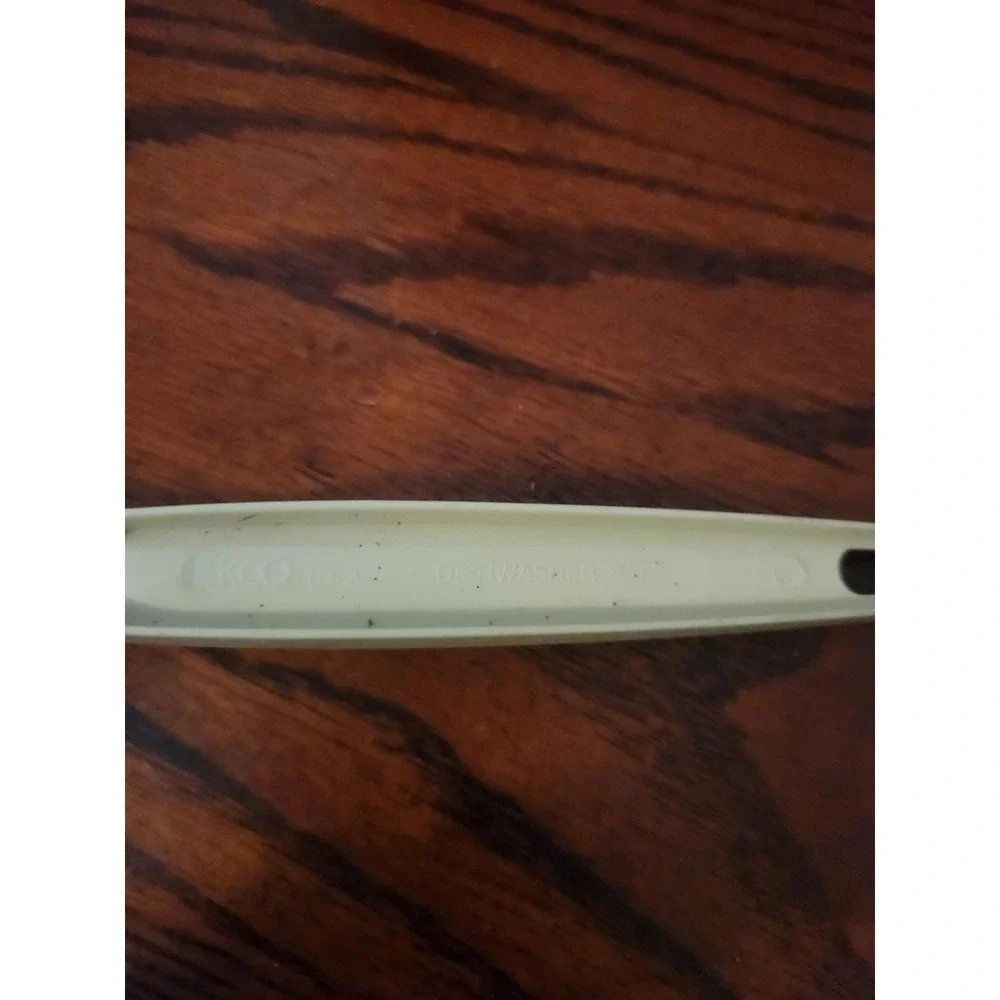 Vintage Ecko Plastic Pasta Slotted Spaghetti Spoon USA.‎ Off White